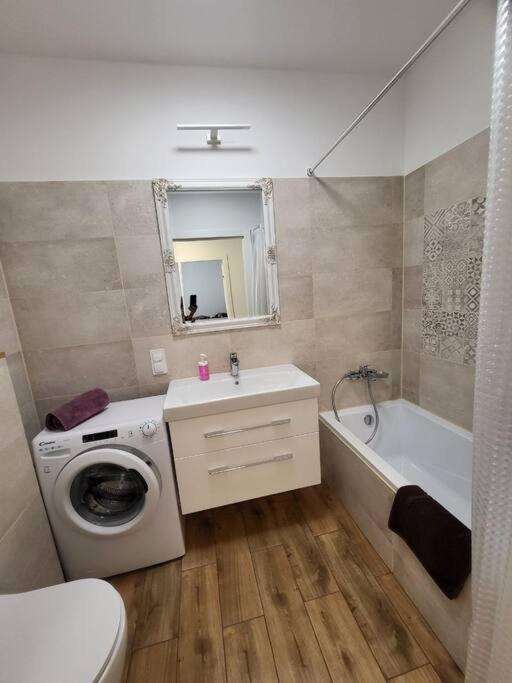 Duzy Apartament W Centrum - 3 Pokoje - Garaz Apartment Вроцлав Екстериор снимка